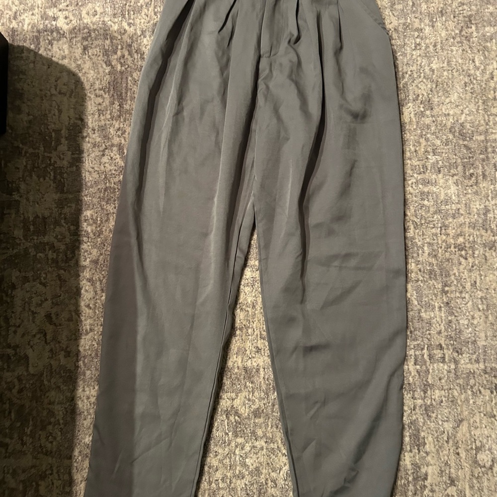 Pretty little things-dressy grey pleated pants with side pockets & zipper front